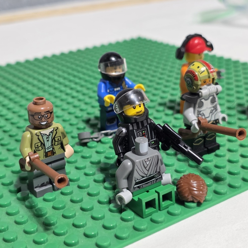 LEGO Minifigures Lot of 6 w/ Accessories Police Officer & More - Picture 6 of 11